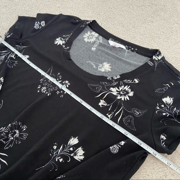 4 for $20 🖤 CANDIE’S Black/White Twist Front Top - Picture 7 of 8